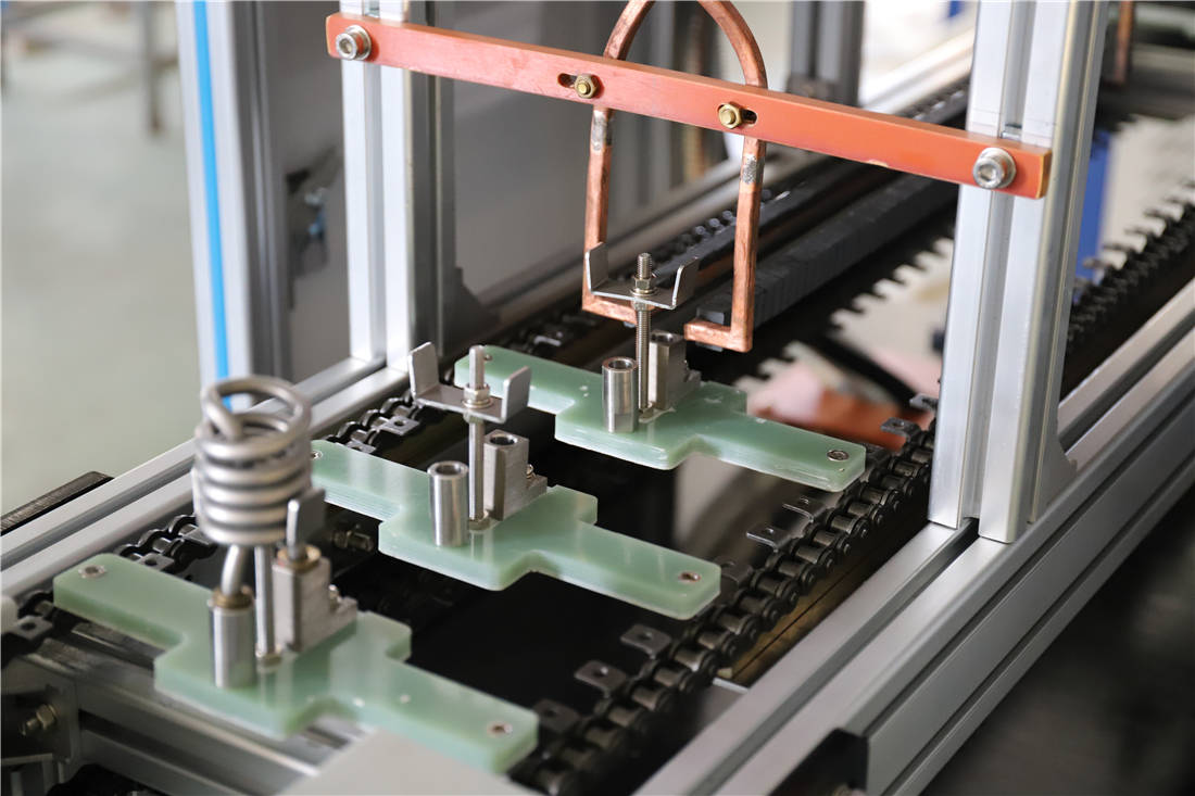 直線式全自動感應釬焊設備 . 直線式高頻加熱散熱器釬焊機