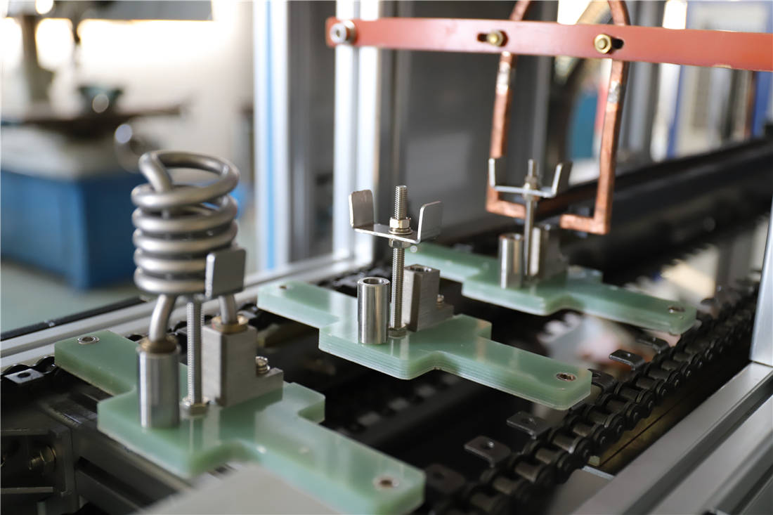 直線式全自動感應釬焊設備 . 直線式高頻加熱散熱器釬焊機